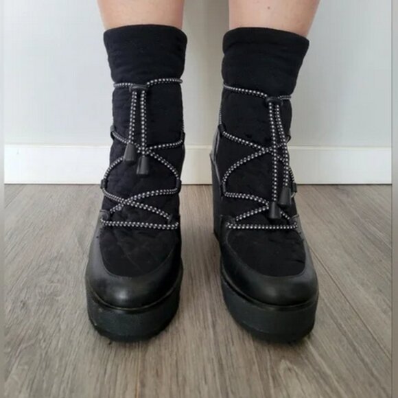 Stylish Black Wedge Boots - Picture 2 of 4